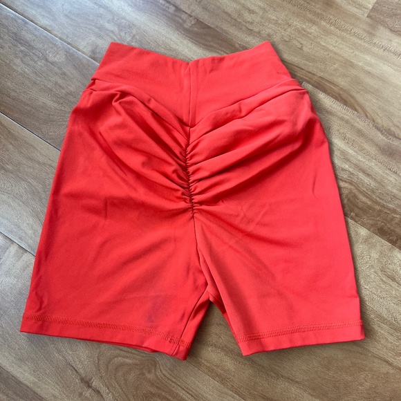 CLS seamless front scrunch shorts - Picture 2 of 3